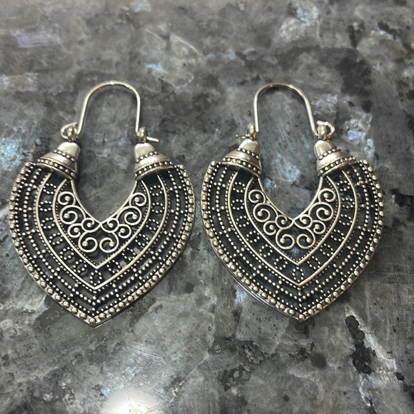 🦋 3/$24 Silver-toned boho teardrop earrings / NWOT - Picture 2 of 3